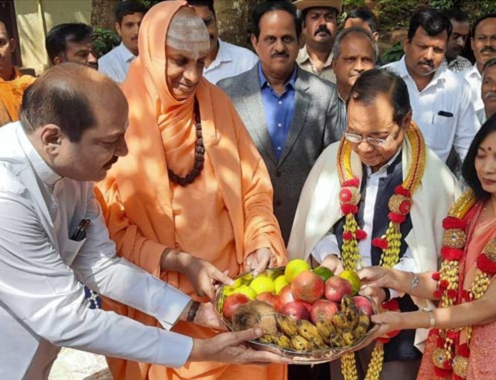 Shri Ranjan Gogoi, former Chief Justice of India, received the blessings of H.H. Jagadguru Sri Shivarathri Deshikendra Mahaswamiji