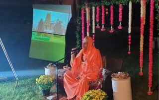 His Holiness Jagadguru Sri Shivarathri Deshikendra Mahaswamiji giving his blessings at the Satsang program held on September 15, at the Arora Layout in Chicago, USA.